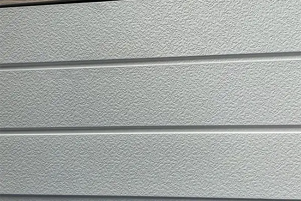 Driedaagse gevelvernieuwing: uit metaal gesneden panelen hervormen het bouwtempo